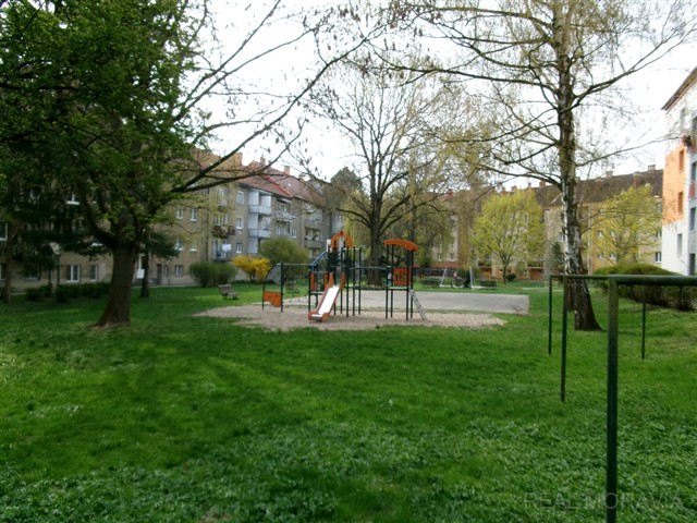 dětské hřiště za domem [23/36]